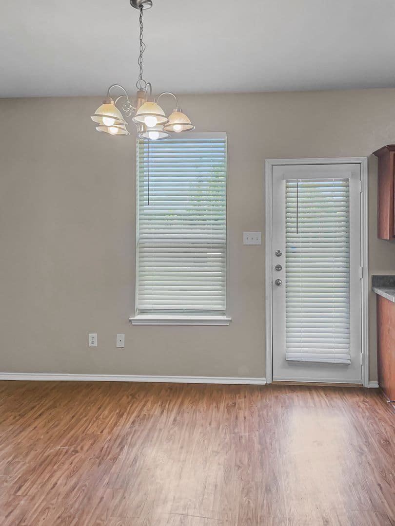 Forney House: 213 Long Prairie Dr