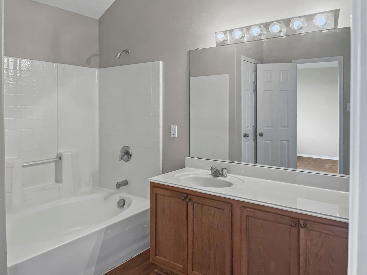 Forney House: 213 Long Prairie Dr