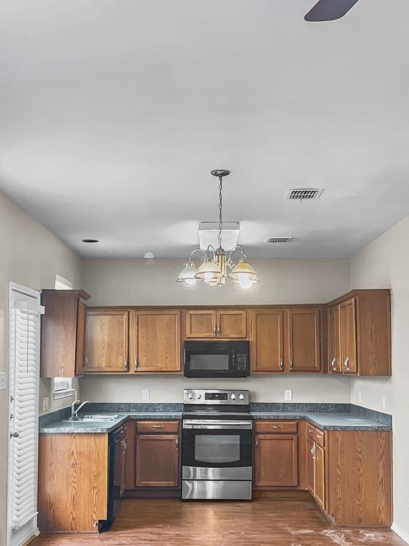 Forney House: 213 Long Prairie Dr