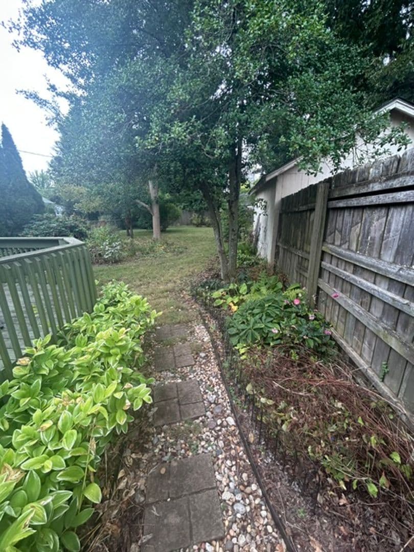 Lexington House: 582 Mitchell Ave