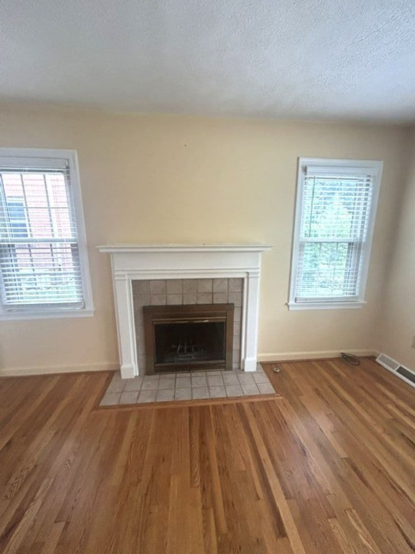 Lexington House: 582 Mitchell Ave