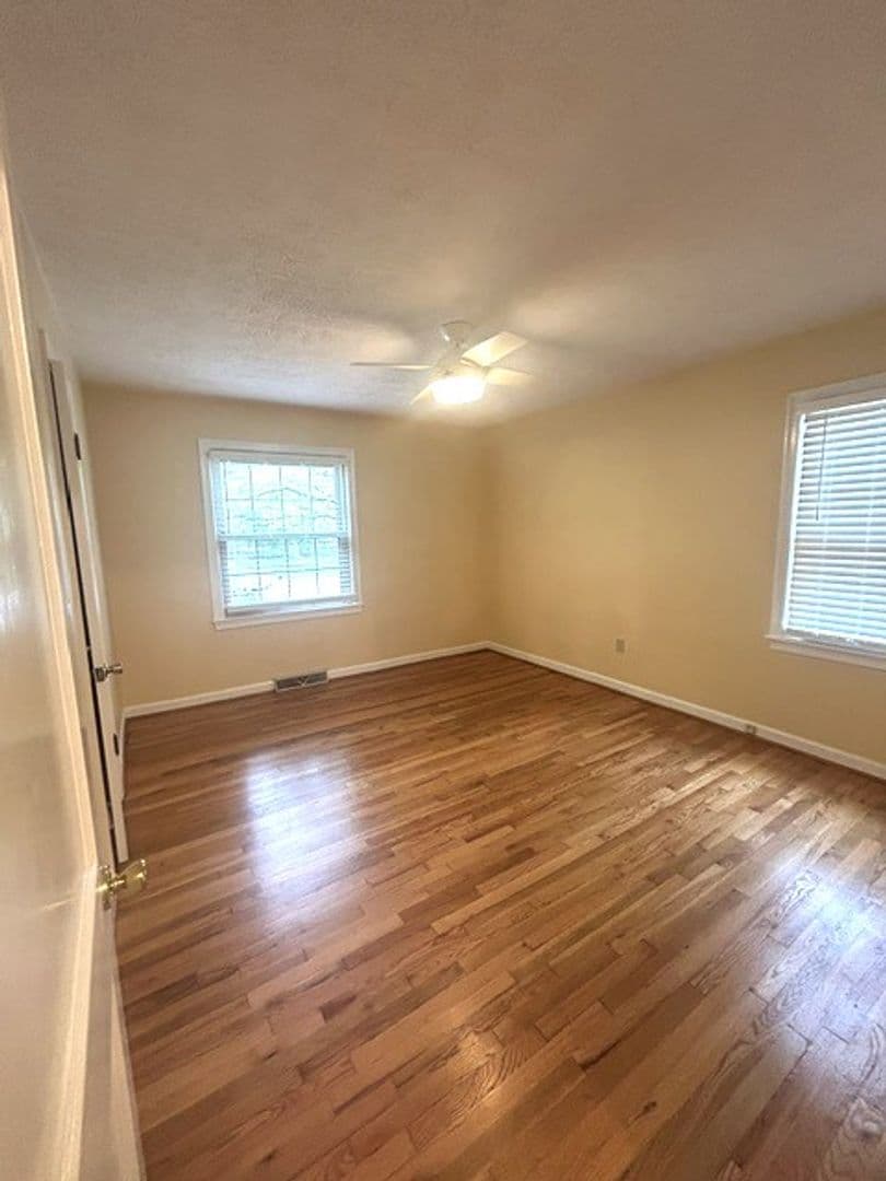 Lexington House: 582 Mitchell Ave