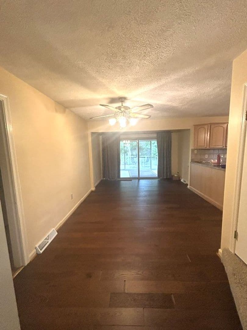 Lexington House: 582 Mitchell Ave
