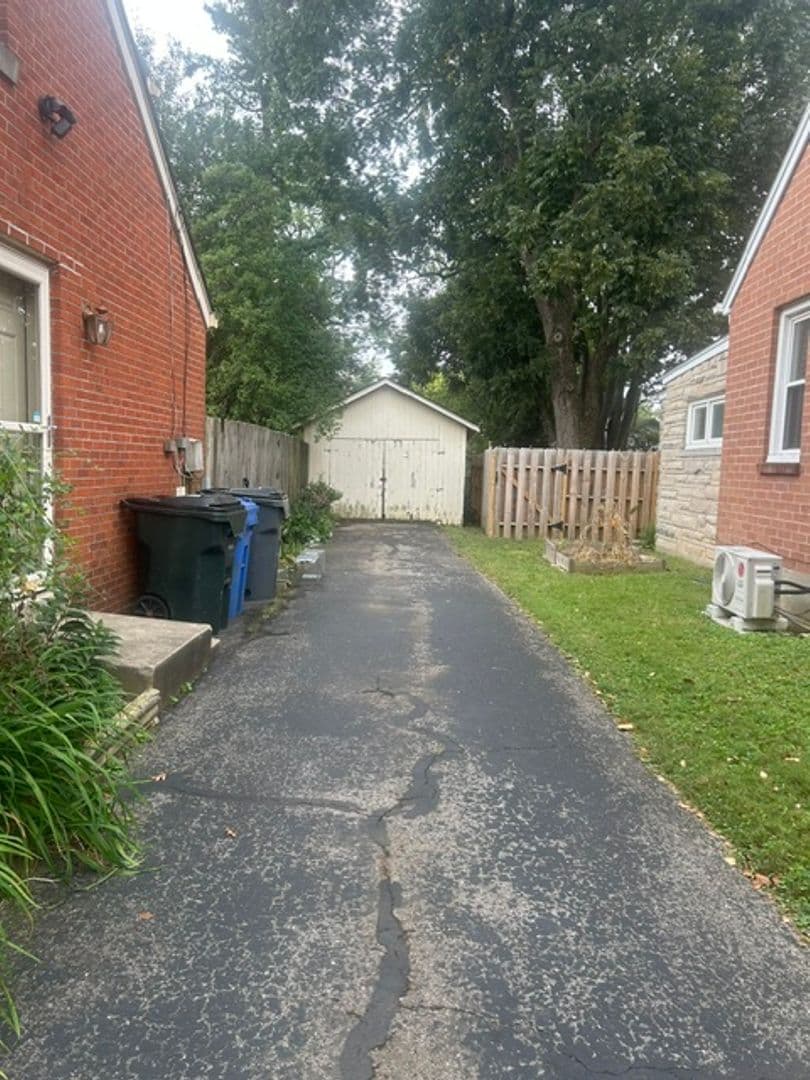 Lexington House: 582 Mitchell Ave