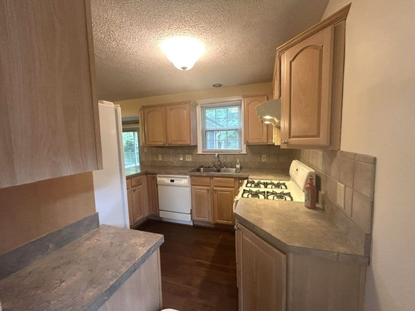 Lexington House: 582 Mitchell Ave