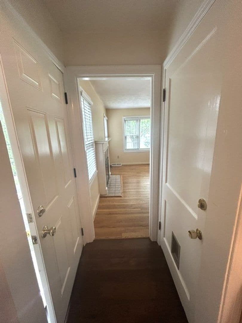 Lexington House: 582 Mitchell Ave