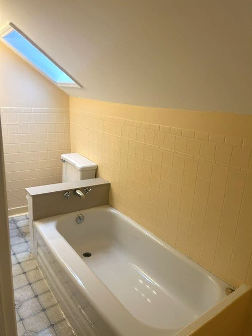 Lexington House: 582 Mitchell Ave