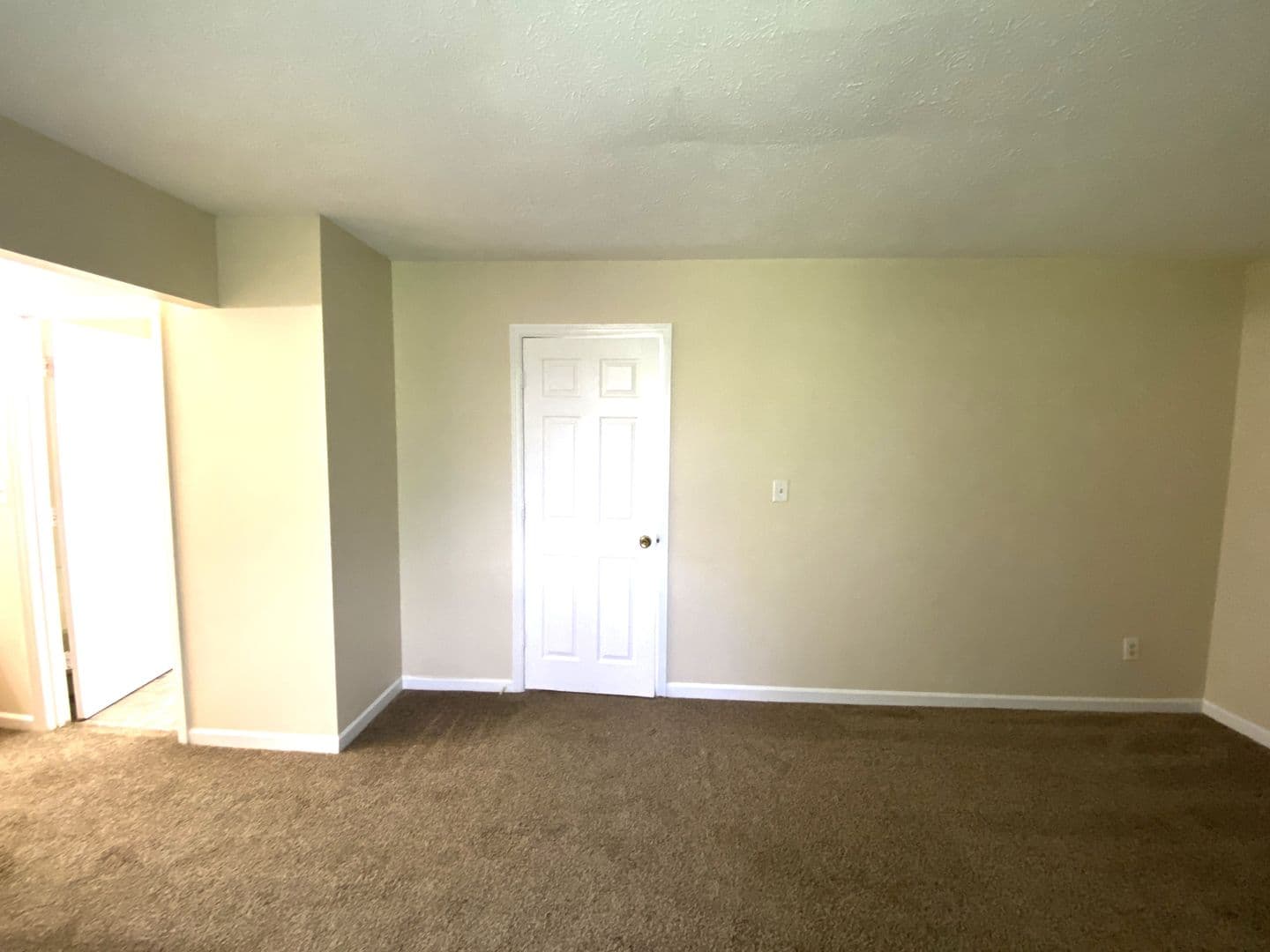 Lexington House: 481 Woodview Drive