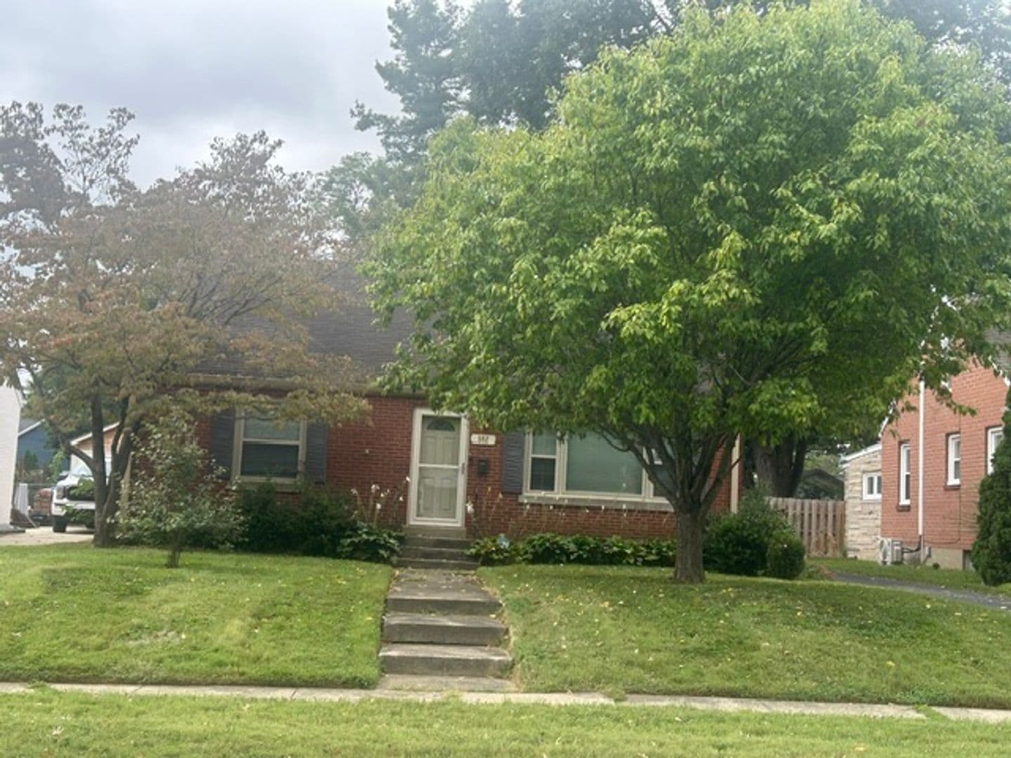 Lexington House: 582 Mitchell Ave