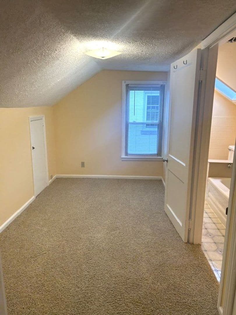 Lexington House: 582 Mitchell Ave