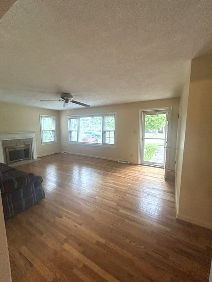 Lexington House: 582 Mitchell Ave