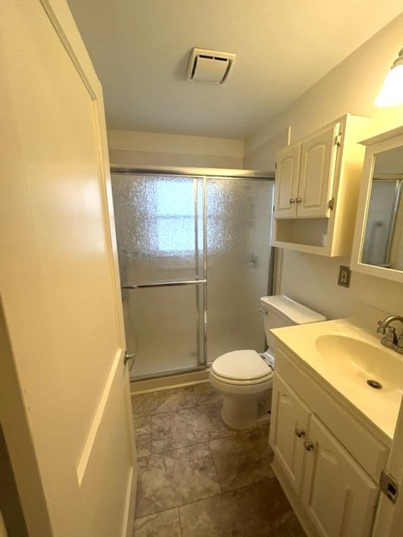 Lexington House: 582 Mitchell Ave