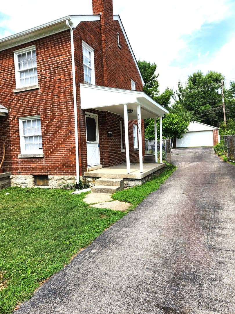 Lexington House: 493 Bob-O-Link Drive