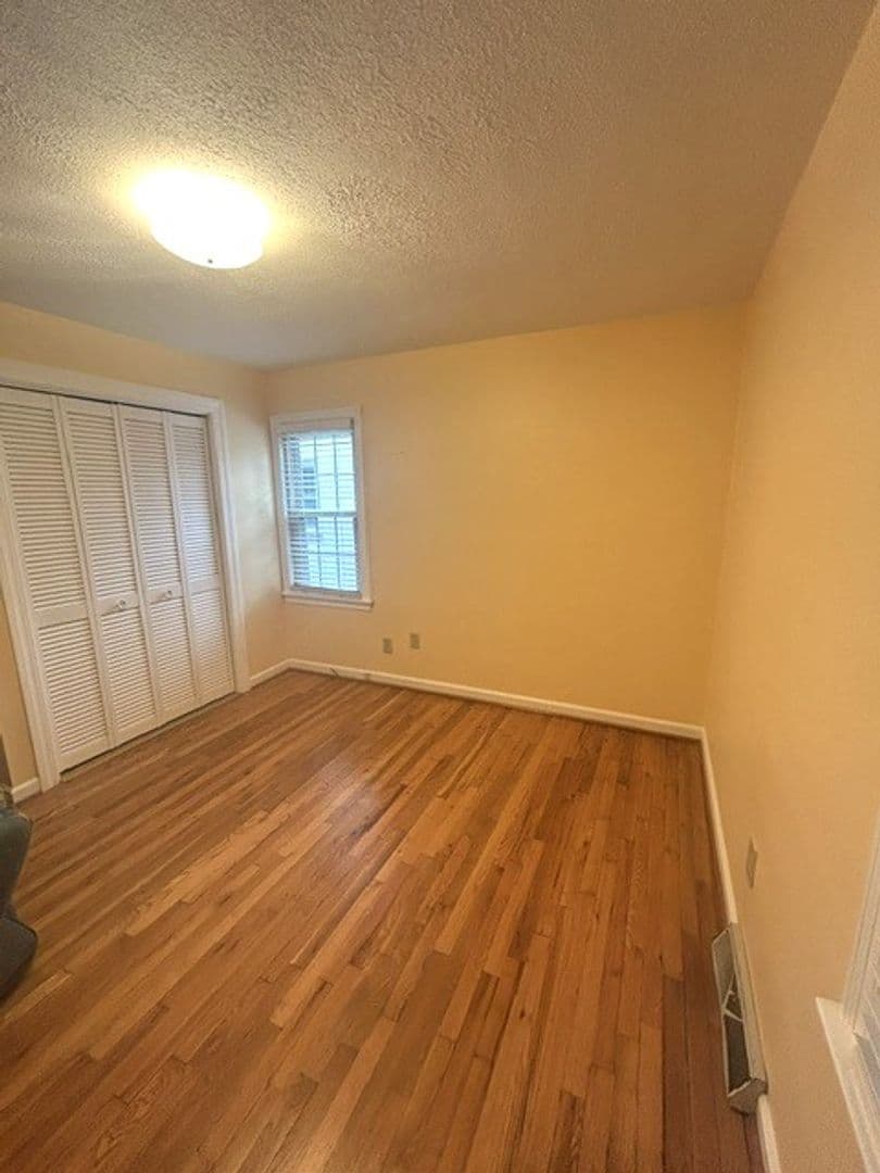 Lexington House: 582 Mitchell Ave