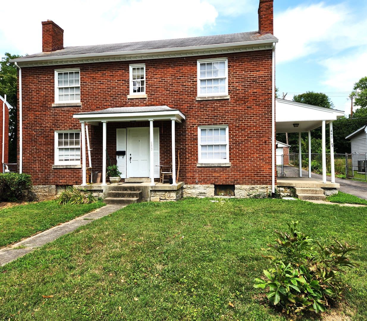 Lexington House: 493 Bob-O-Link Drive