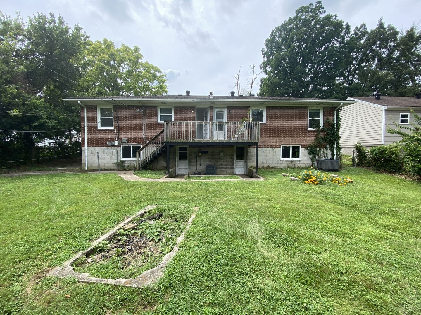 Lexington House: 401 Springhill Drive