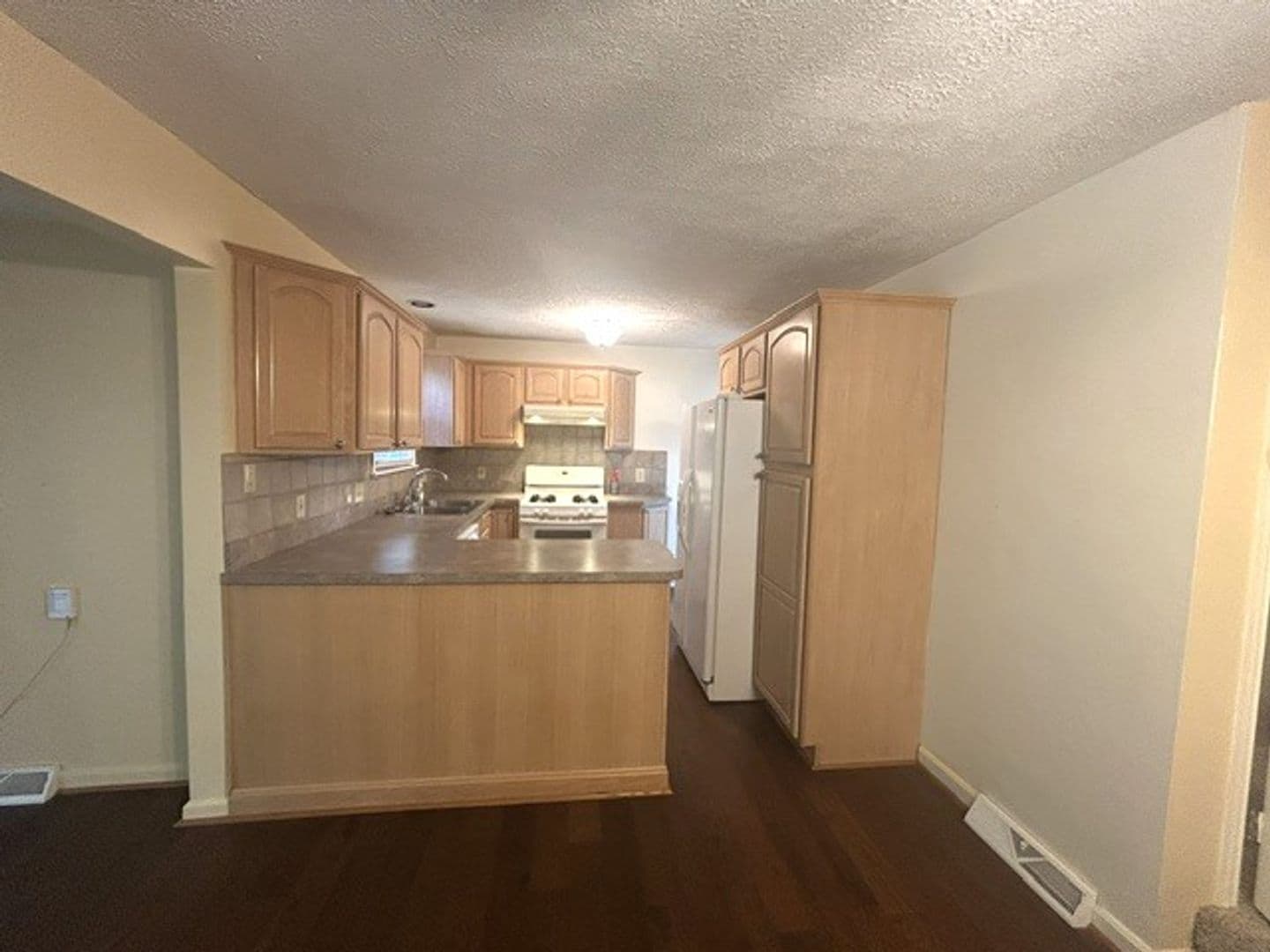 Lexington House: 582 Mitchell Ave