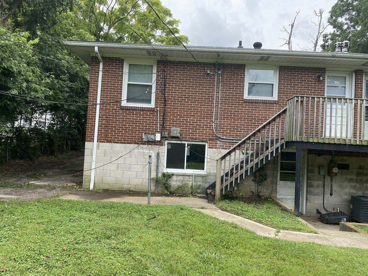 Lexington House: 401 Springhill Drive