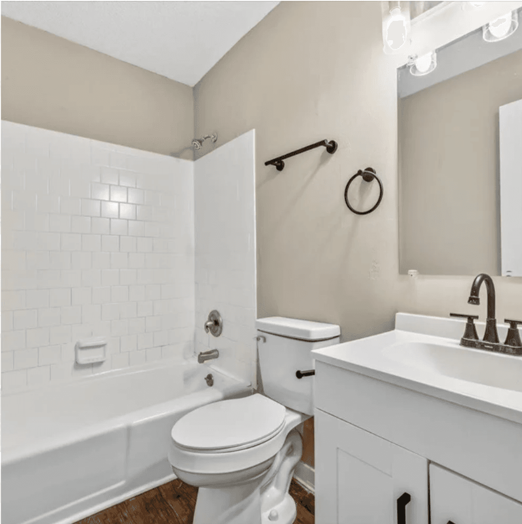 Garden City Apartment: 112 Denmark St