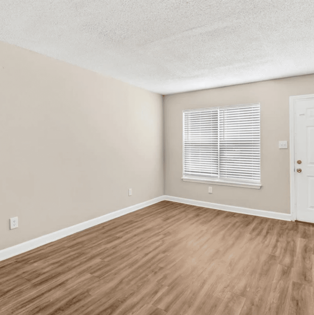 Garden City Apartment: 112 Denmark St