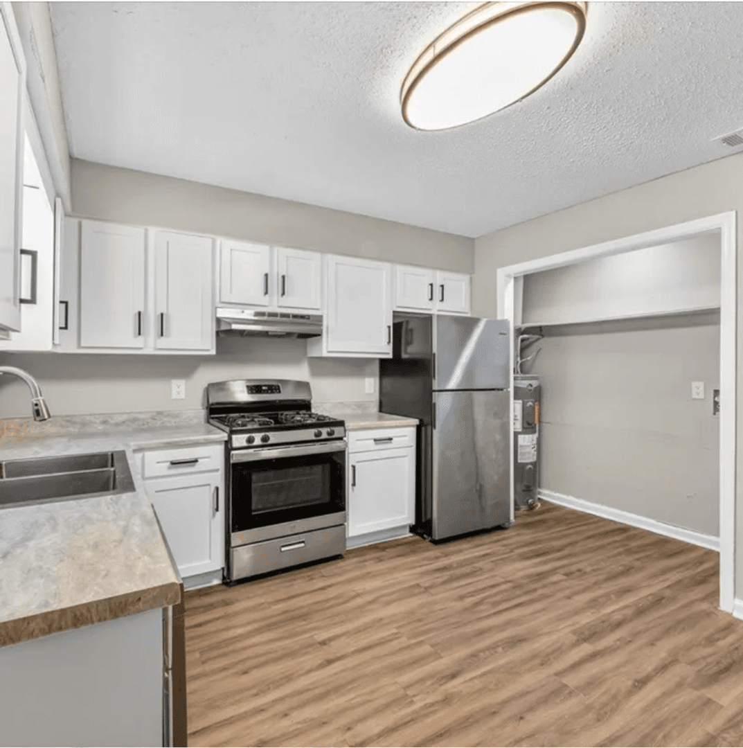 Garden City Apartment: 112 Denmark St