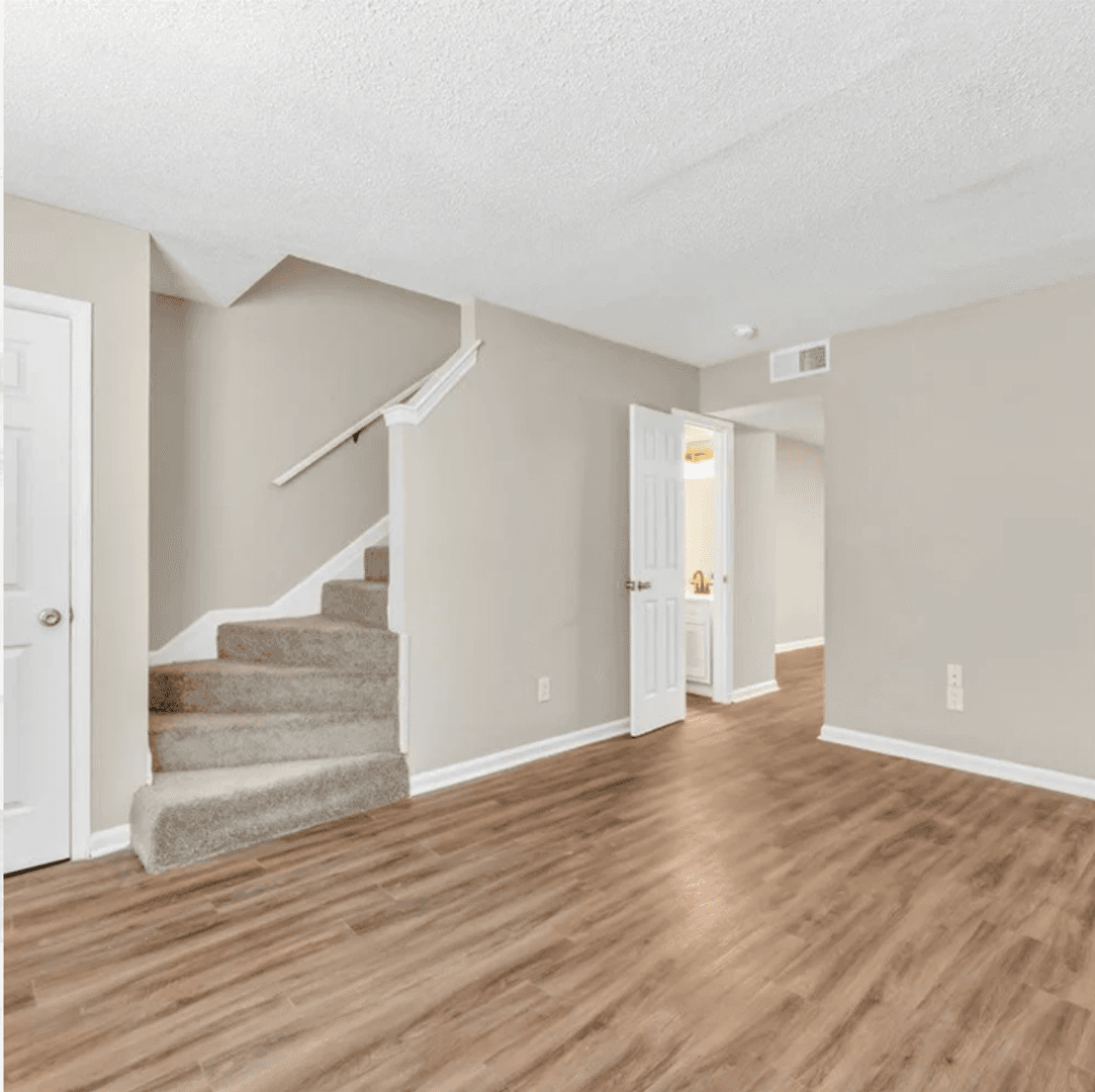 Garden City Apartment: 112 Denmark St