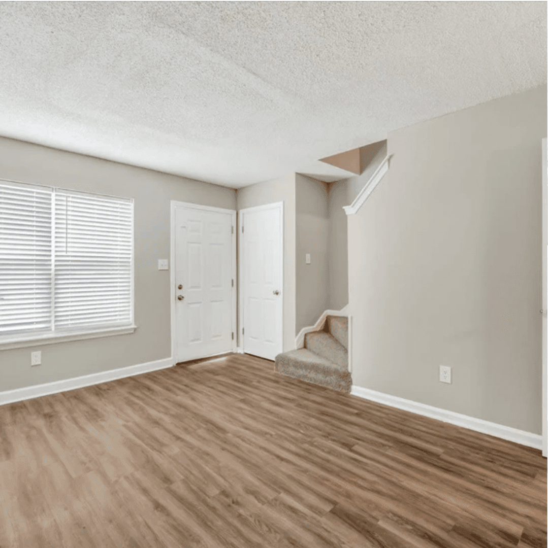 Garden City Apartment: 112 Denmark St