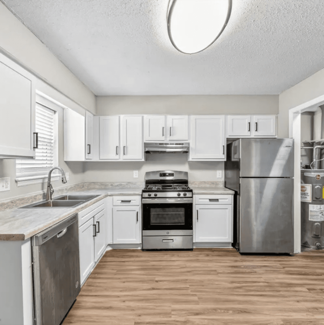 Garden City Apartment: 112 Denmark St