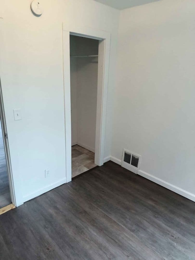 Muskegon Apartment: 174 Strong Avenue