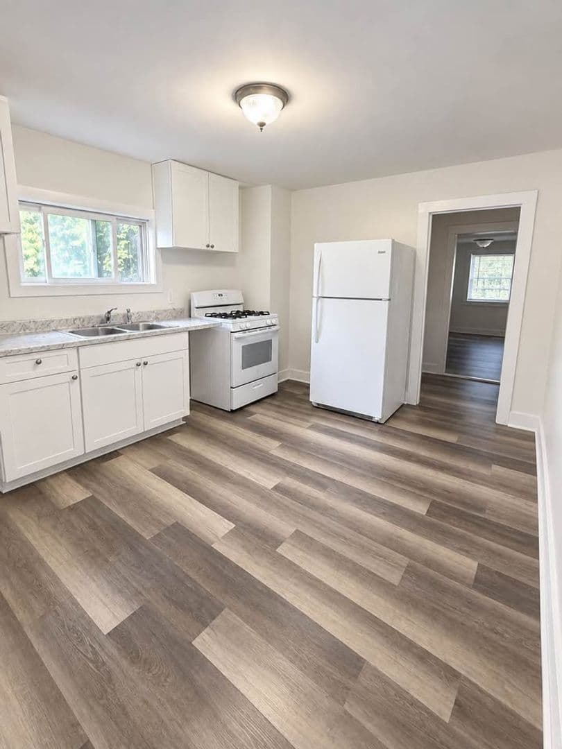 Muskegon Apartment: 174 Strong Avenue