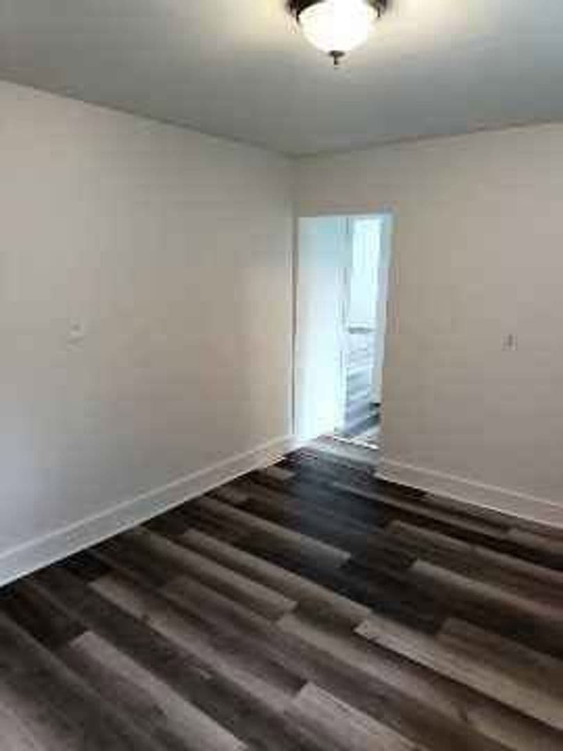 Muskegon Apartment: 174 Strong Avenue