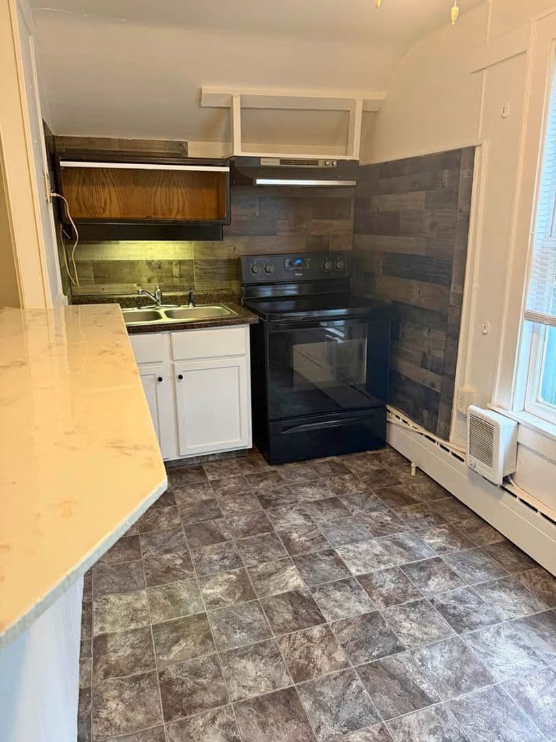 Muskegon Apartment: 402 Monroe Avenue