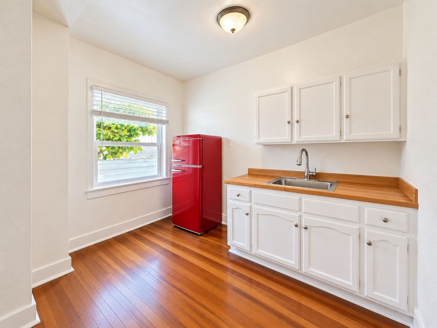 Los Angeles Apartment: 6358 Yucca St