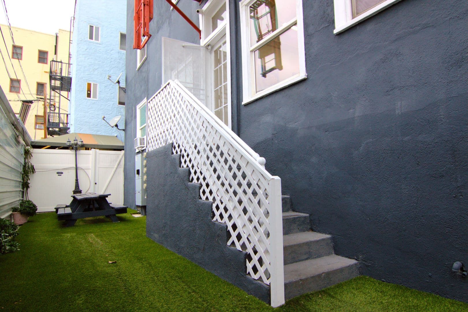 Los Angeles Apartment: 6358 Yucca St