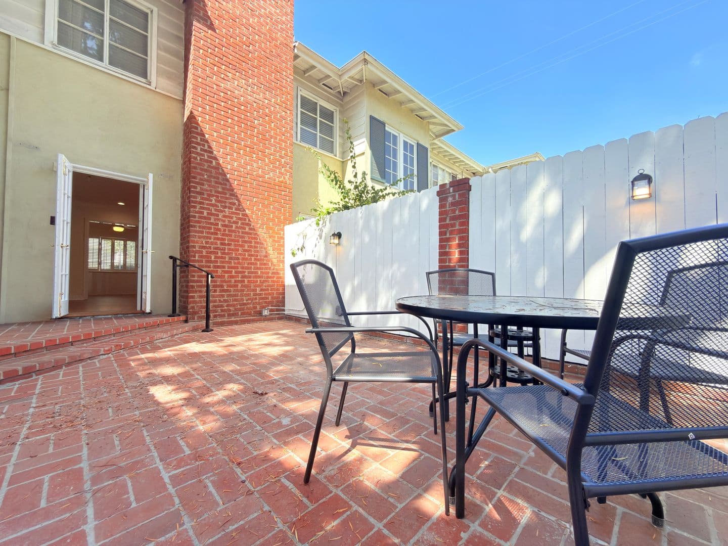 North Hollywood Apartment: 12550-12556 Oxnard St