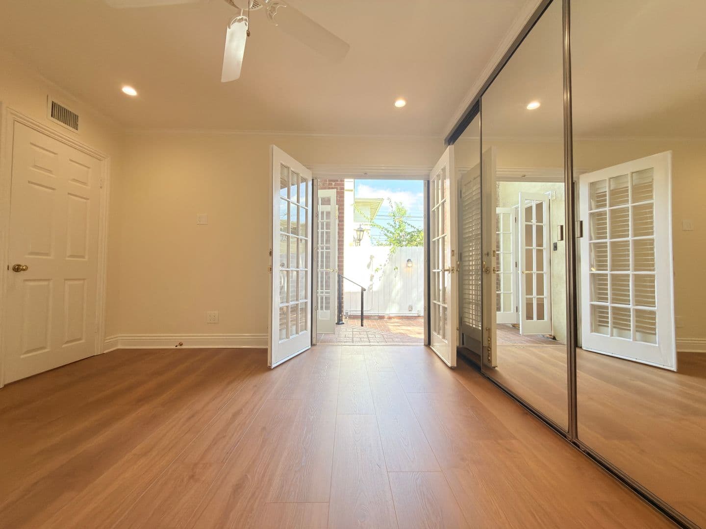 North Hollywood Apartment: 12550-12556 Oxnard St