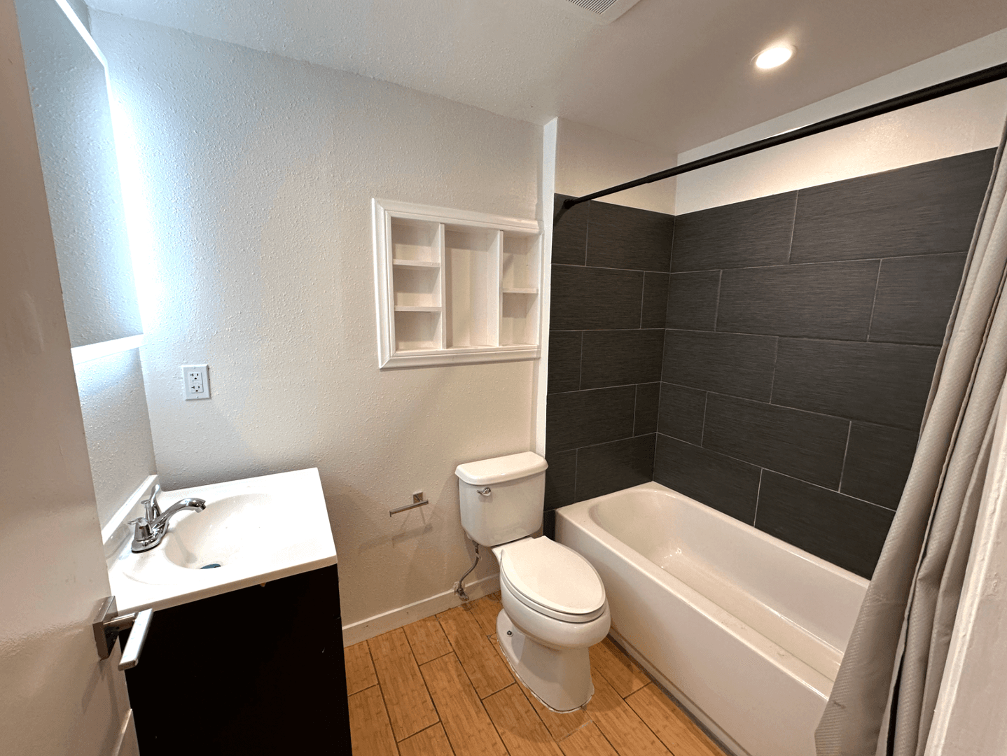 Canoga Park Apartment: 7000-7002 Glade Ave