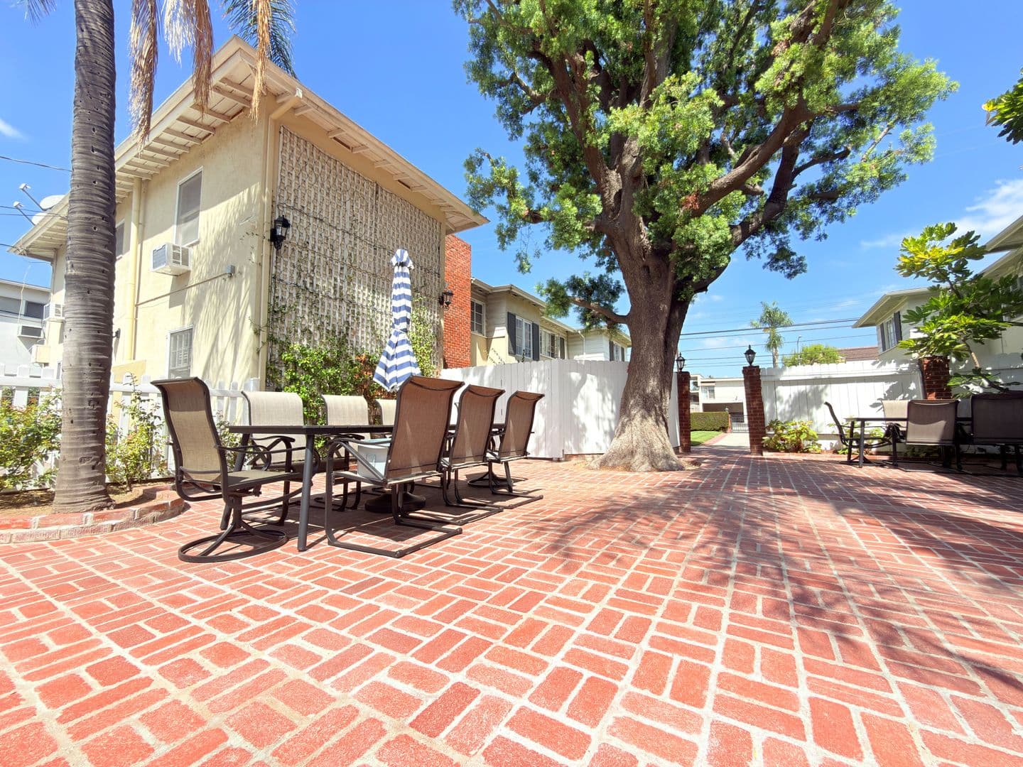 North Hollywood Apartment: 12550-12556 Oxnard St