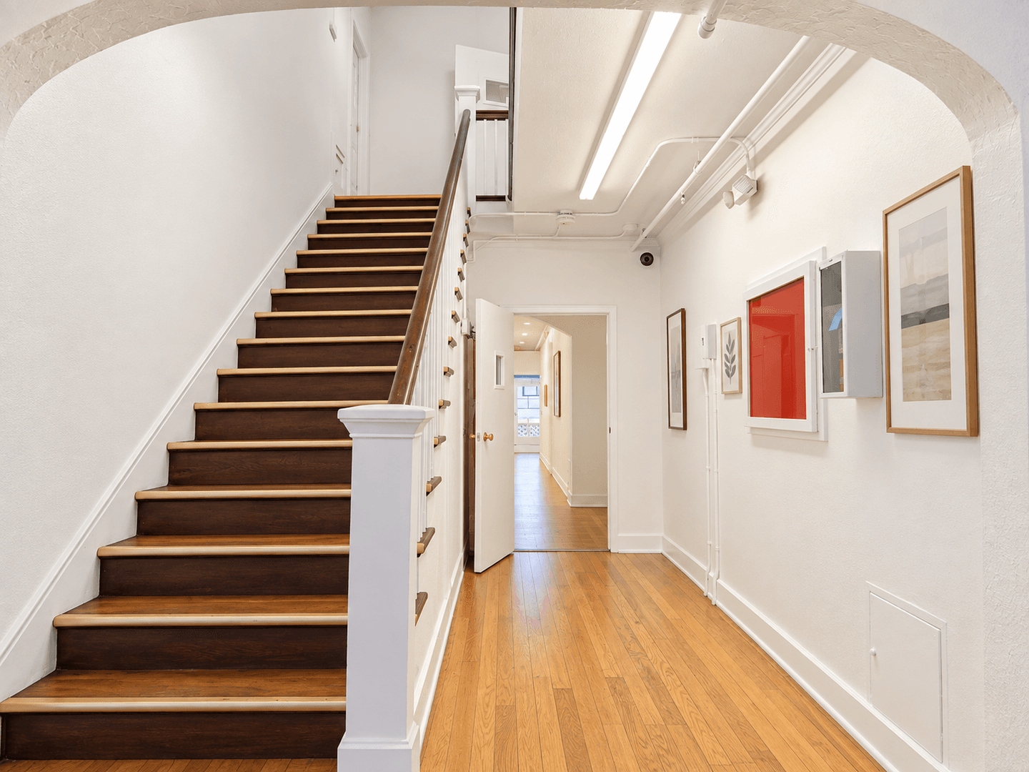 Los Angeles Apartment: 6358 Yucca St