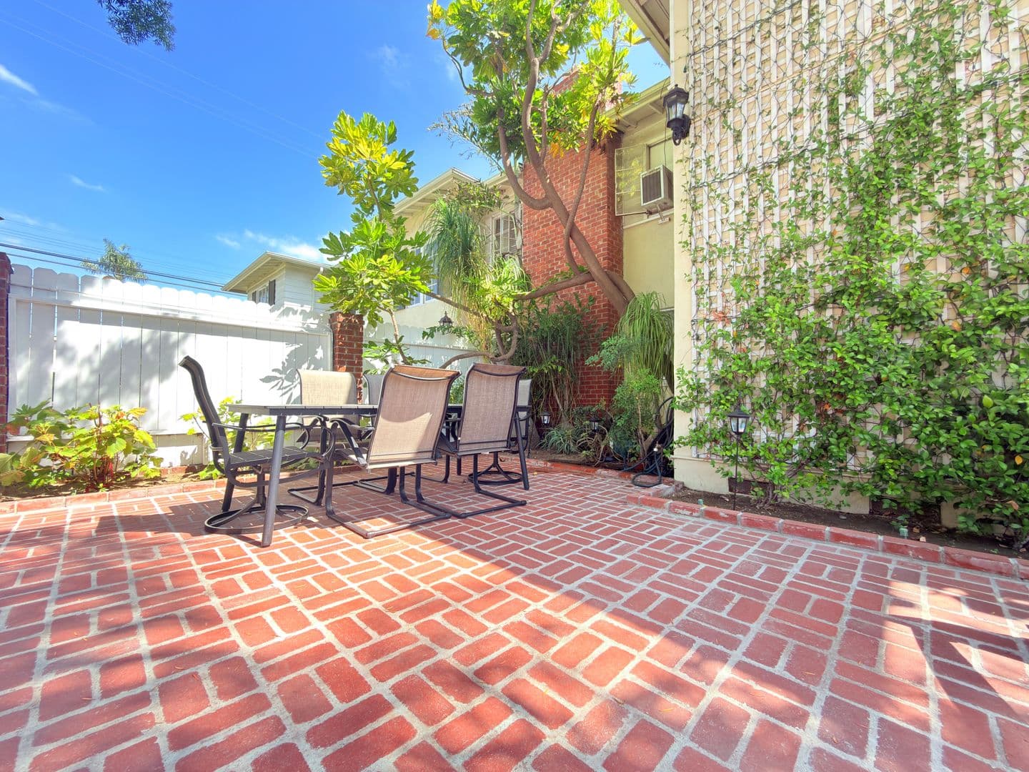 North Hollywood Apartment: 12550-12556 Oxnard St