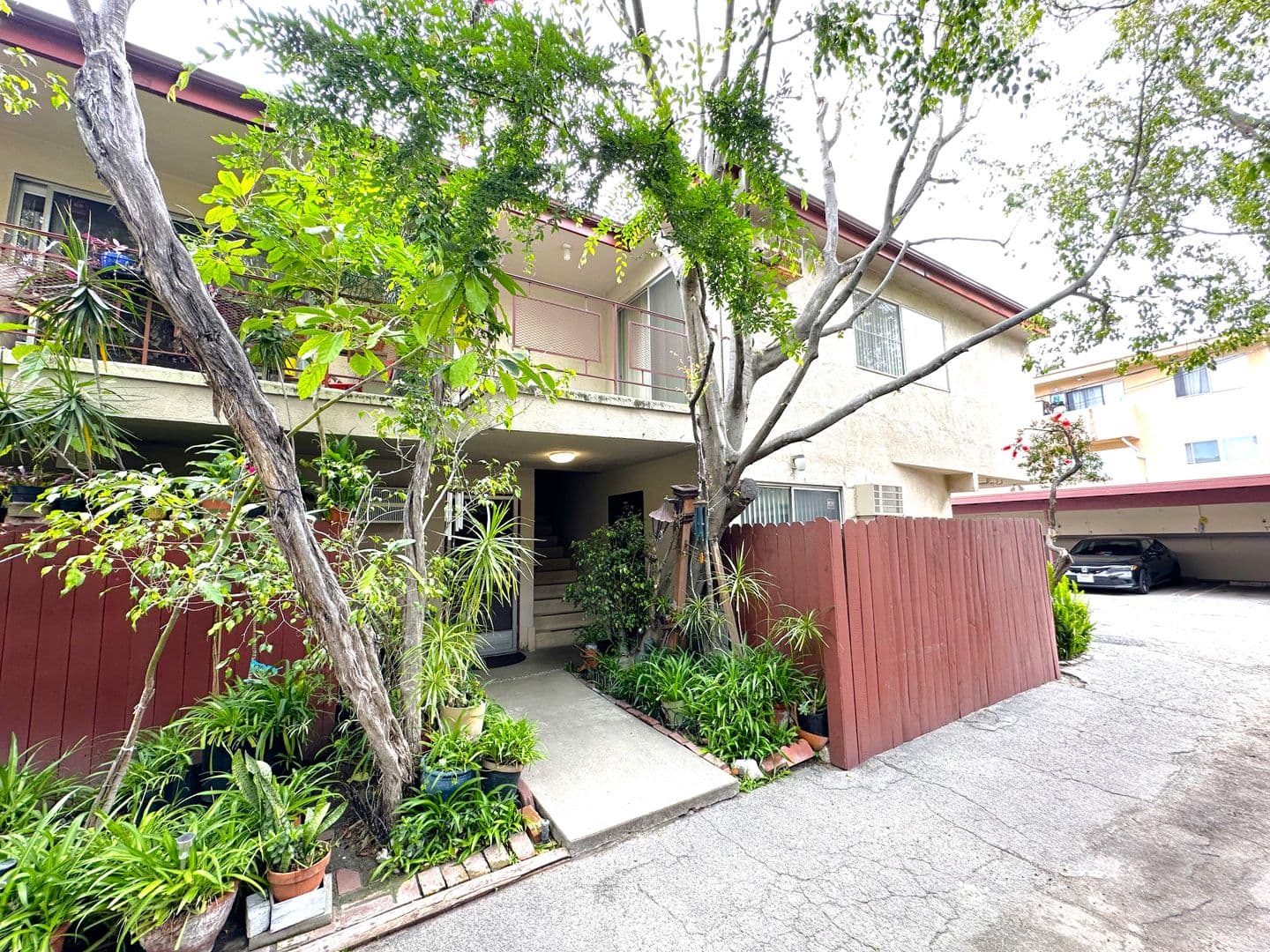 North Hollywood Apartment: 5030 Riverton Ave