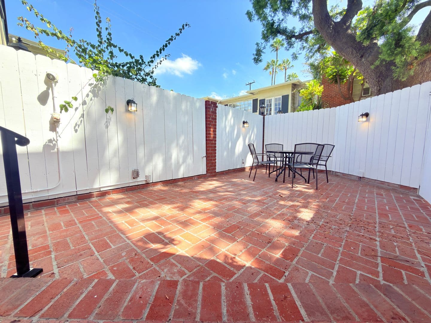 North Hollywood Apartment: 12550-12556 Oxnard St