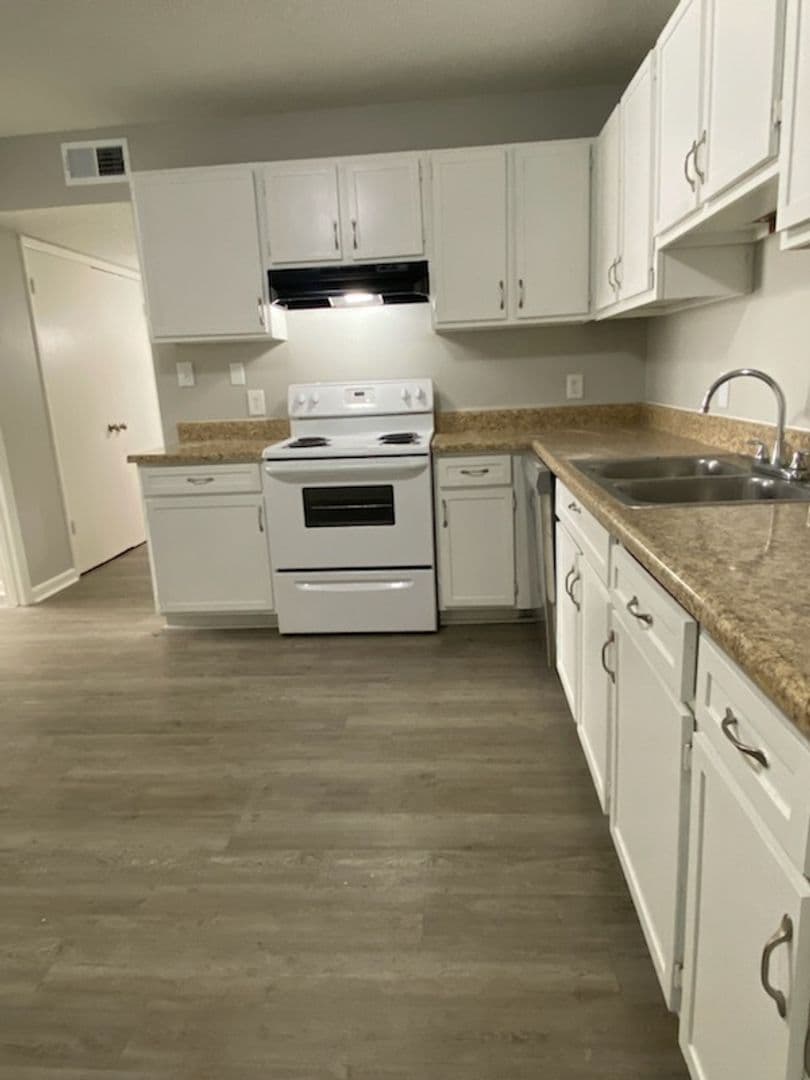 Albany Apartment: 2401 Nottingham Way