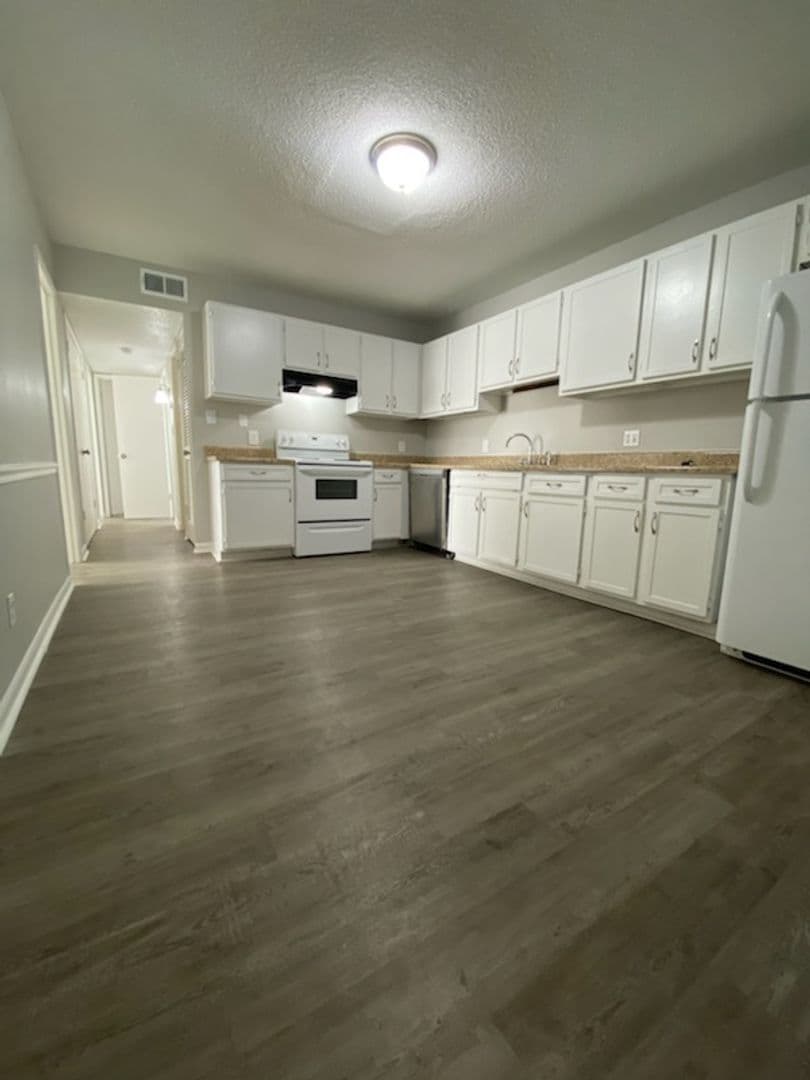 Albany Apartment: 2401 Nottingham Way