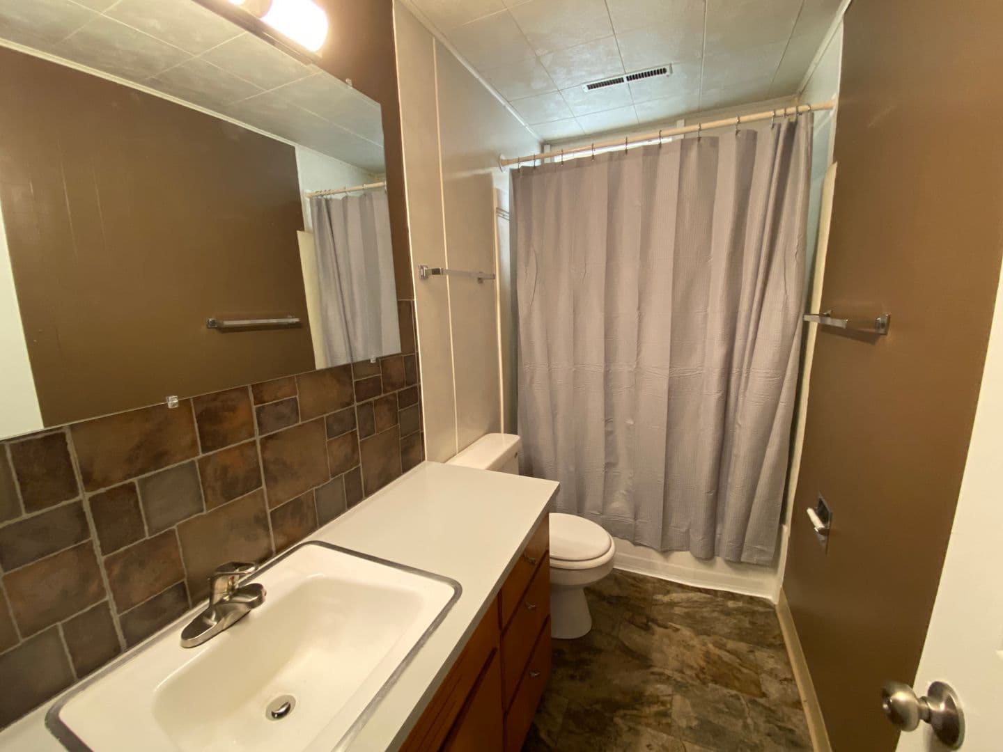 Mandan Apartment: 506 1st Avenue NE