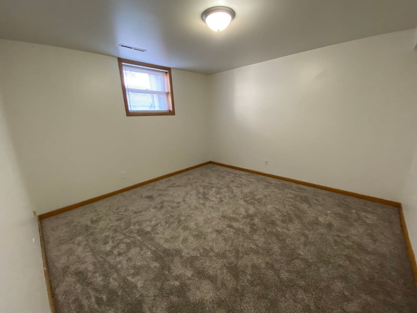 Mandan Apartment: 506 1st Avenue NE