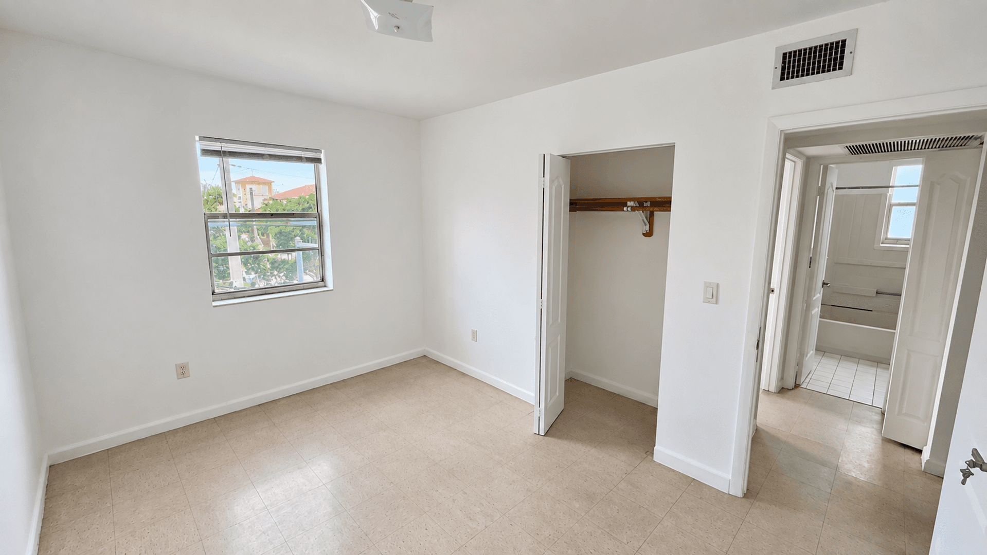 MIAMI Apartment: 275 NW 10 ST