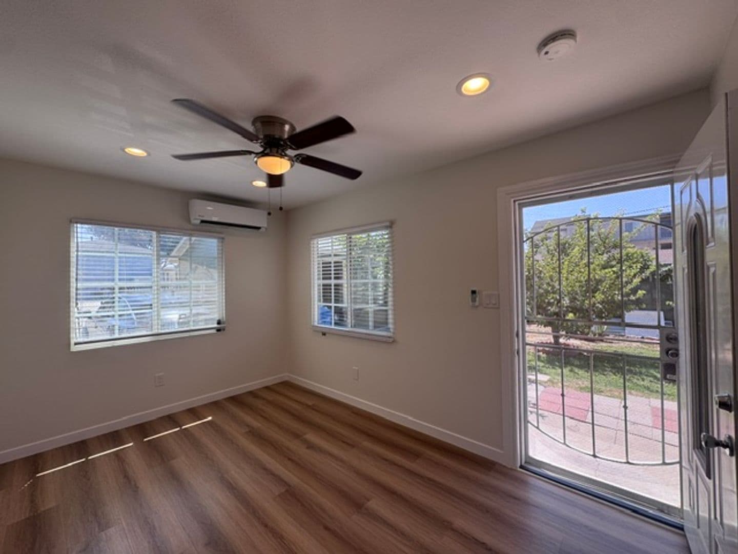 Long Beach Apartment: 1600 Sherman Pl