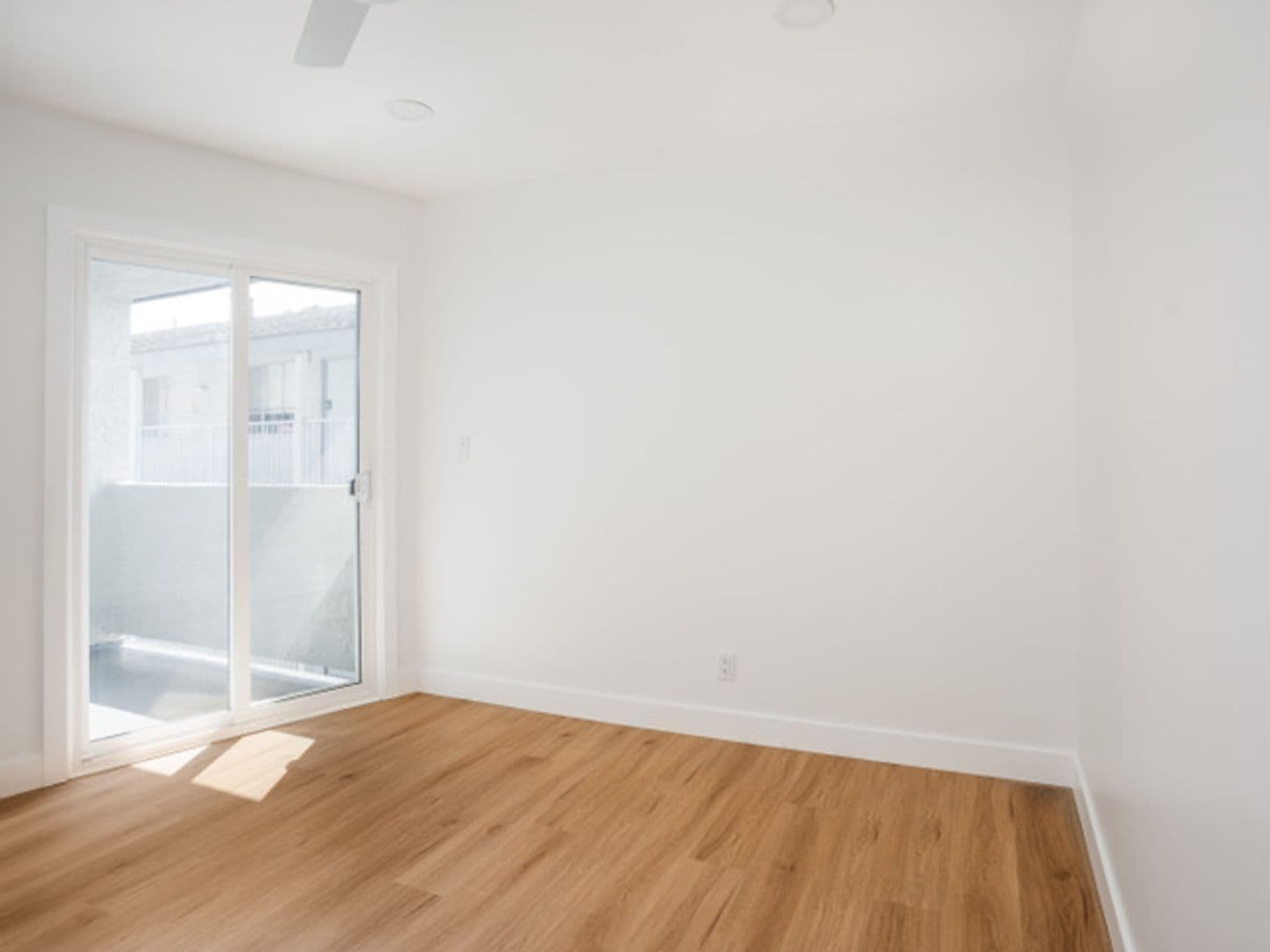 Long Beach Apartment: 1061 Dawson