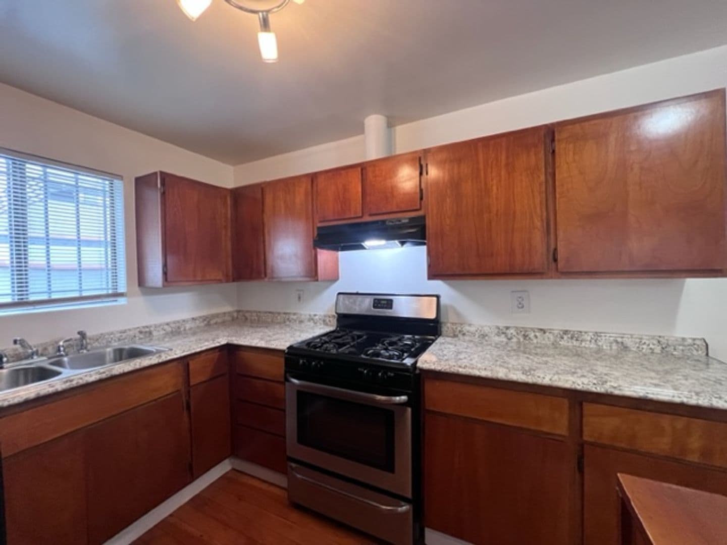 Long Beach Apartment: 416 W Burnett St